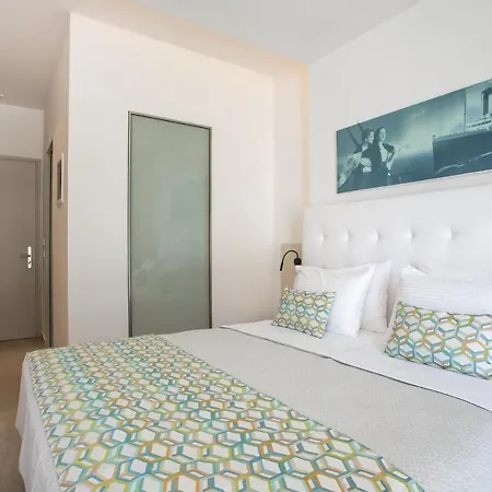 Hollywood - Adults Only