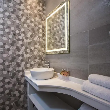 Hollywood - Adults Only *