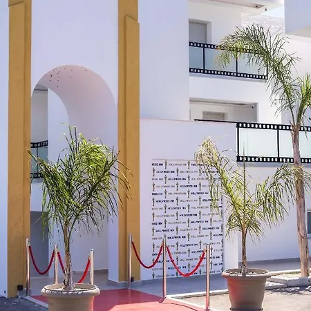 Hollywood - Adults Only *