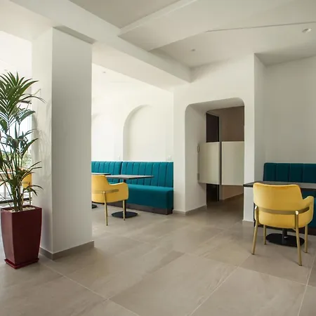 Hollywood - Adults Only