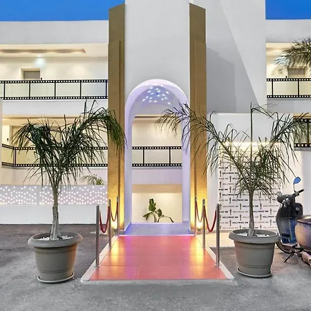 Hollywood - Adults Only *