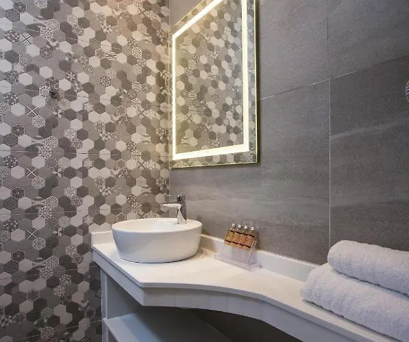 Hollywood - Adults Only *