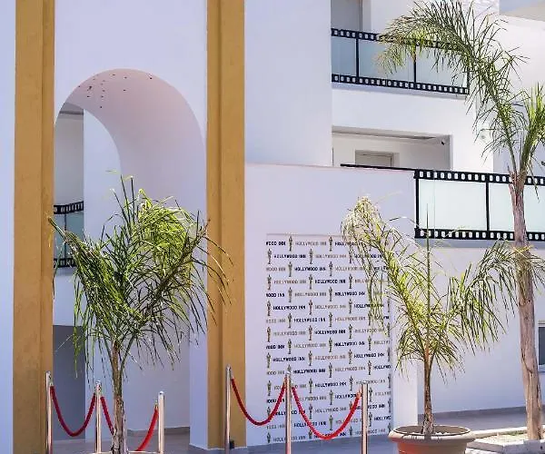 Hollywood - Adults Only *