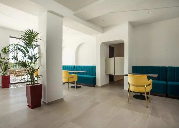 Hollywood - Adults Only