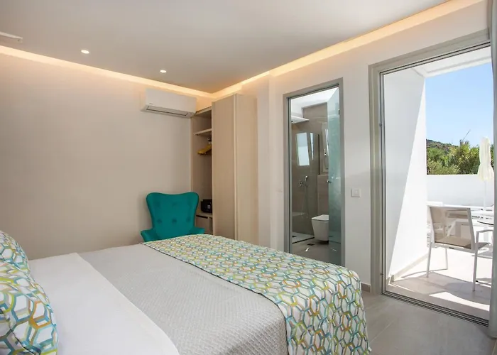 Hollywood - Adults Only *