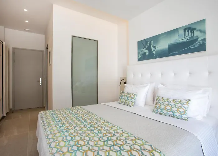 Hollywood - Adults Only