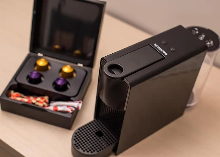 Hollywood - Adults Only *