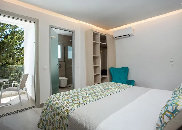 Hollywood - Adults Only *