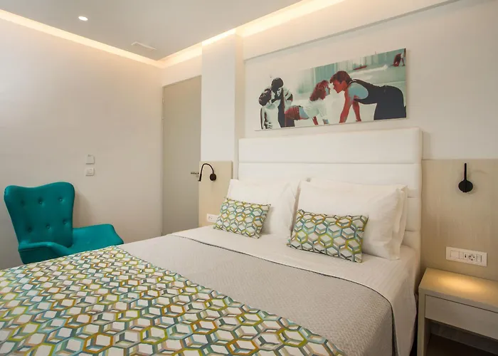 Hollywood - Adults Only *