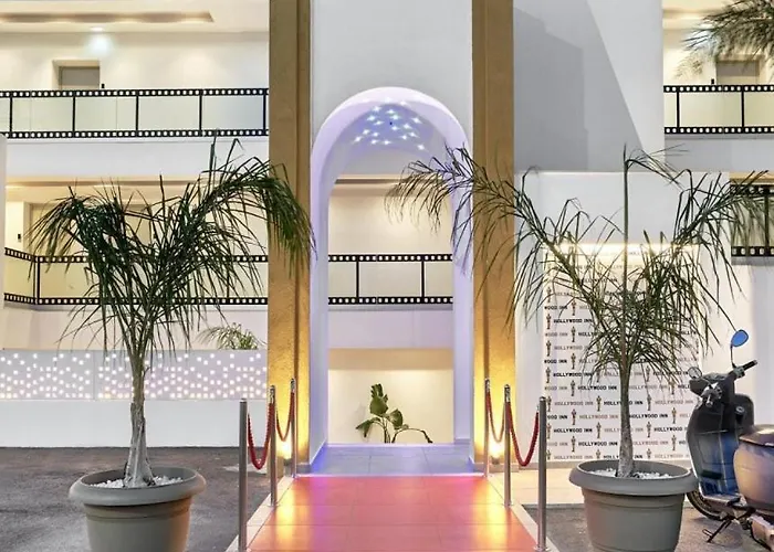 Hollywood - Adults Only *