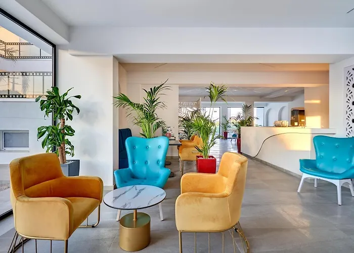 Hollywood - Adults Only *