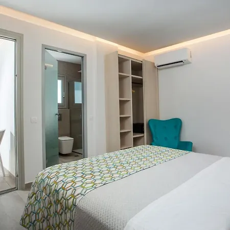 Hollywood - Adults Only *