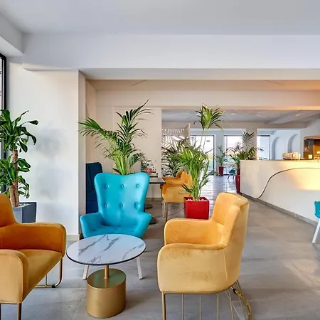 Hollywood - Adults Only *